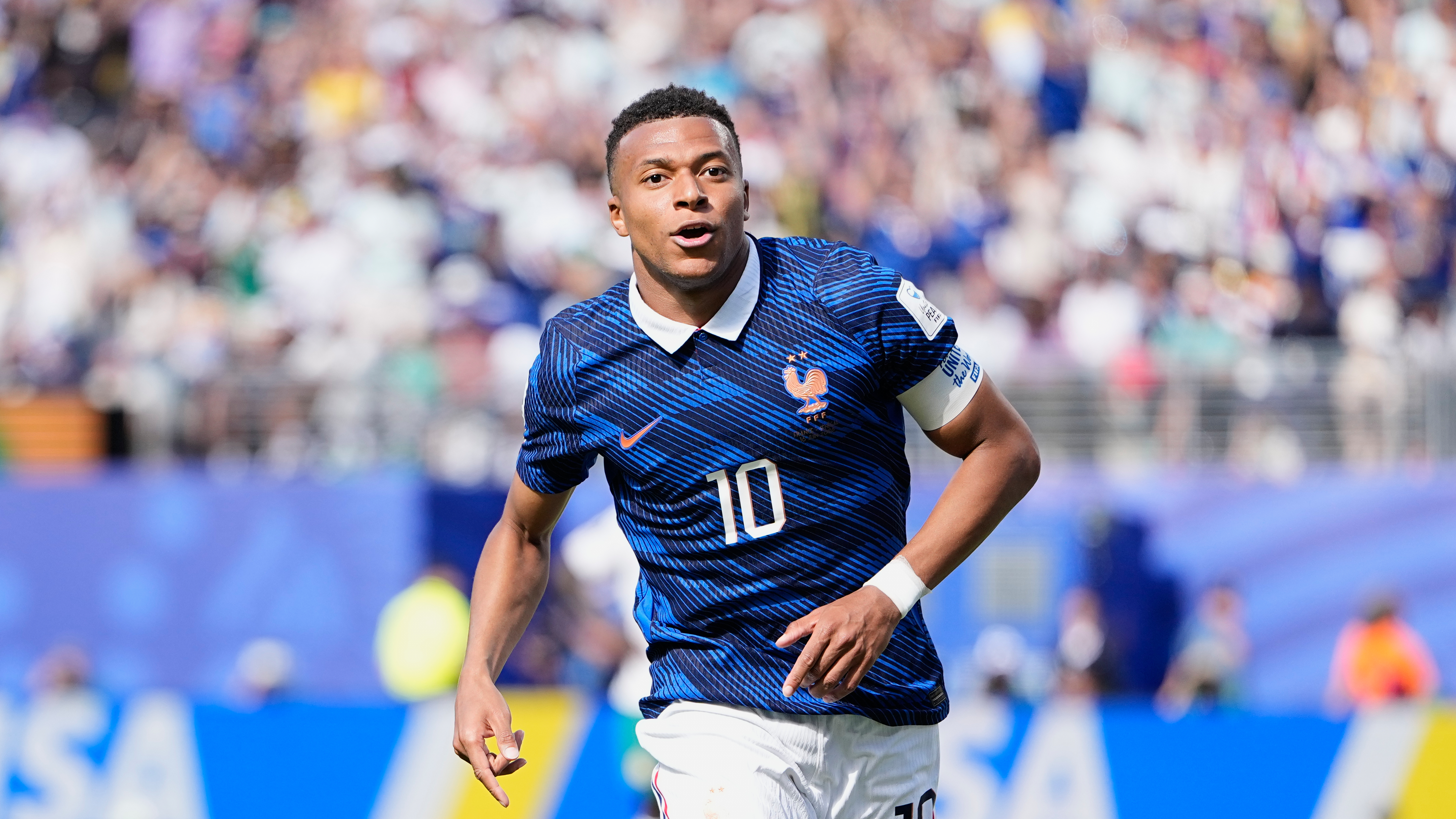 Entrenador de Irak ironiza sobre Mbappé y dice que lo detendría con tres porteros