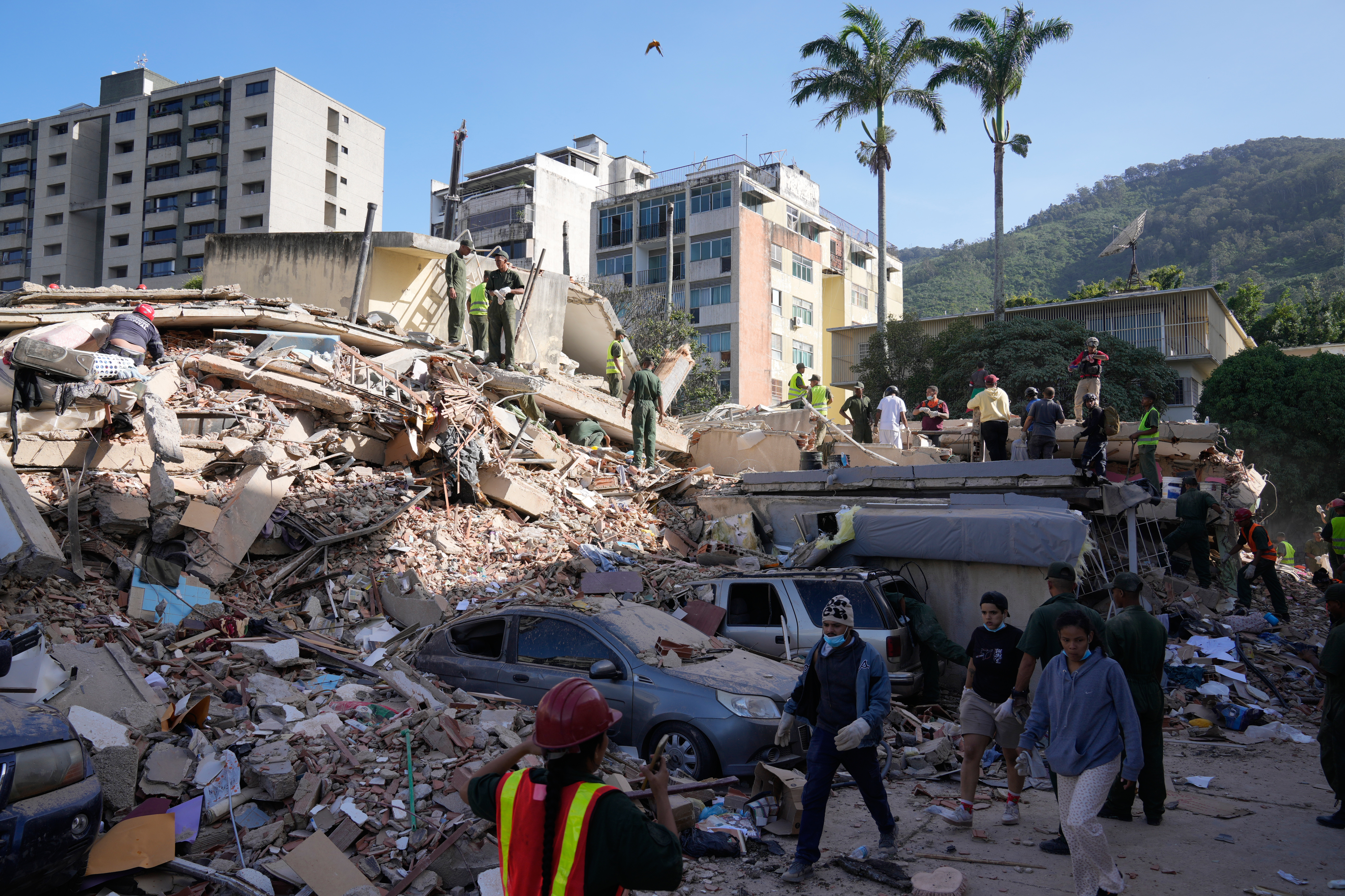 Rescatan a tres niños que permanecían atrapados bajo escombros tras los terremotos en Venezuela