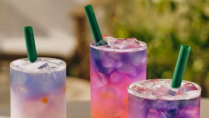 Bebidas varias de colores brillantes de Starbucks