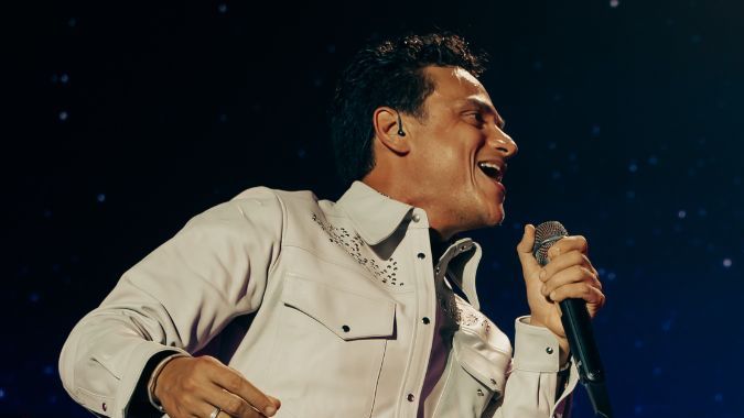 Carín León compartió el escenario con Silvestre Dangond