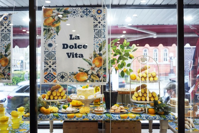 Vitrina de la Pasticceria Alati-Caserta en la calle Dante, en el barrio italiano de Montreal