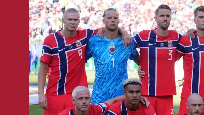 Un jugador de fútbol de Noruega sosteniendo un plato de comida típica noruega