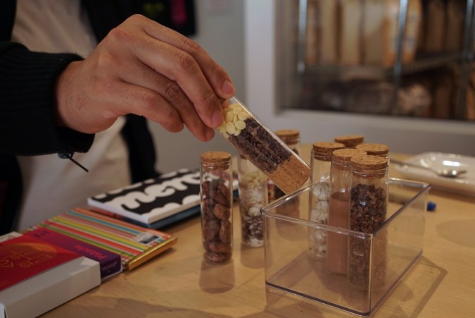 Tubo con muestras de cacao en distintas etapas durante una cata guiada en État de Choc, Montreal