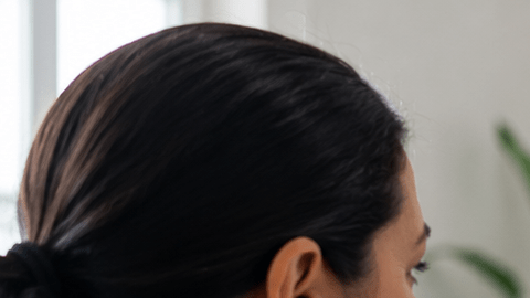 Médico explicando una ecografía hepática a una paciente durante una consulta médica