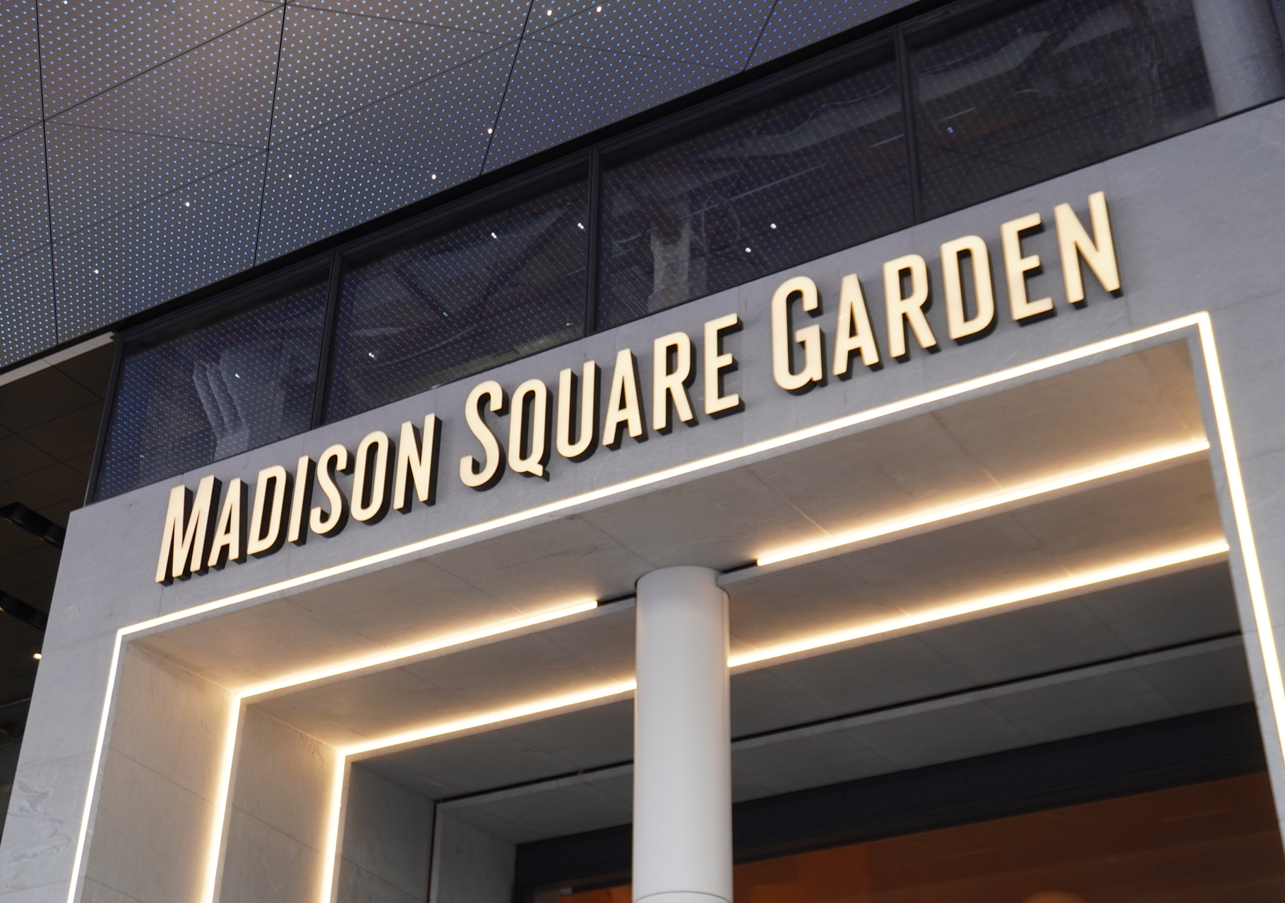 Hombre muere tras caer desde una zona elevada durante un concierto en el Madison&hellip;
