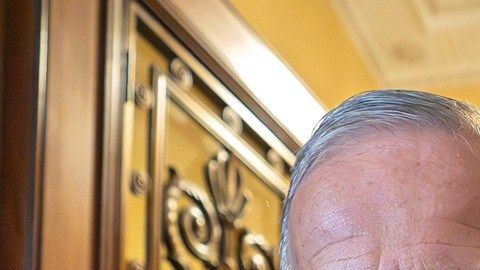 Los líderes del senado, John Thune, y Chuck Schumer.