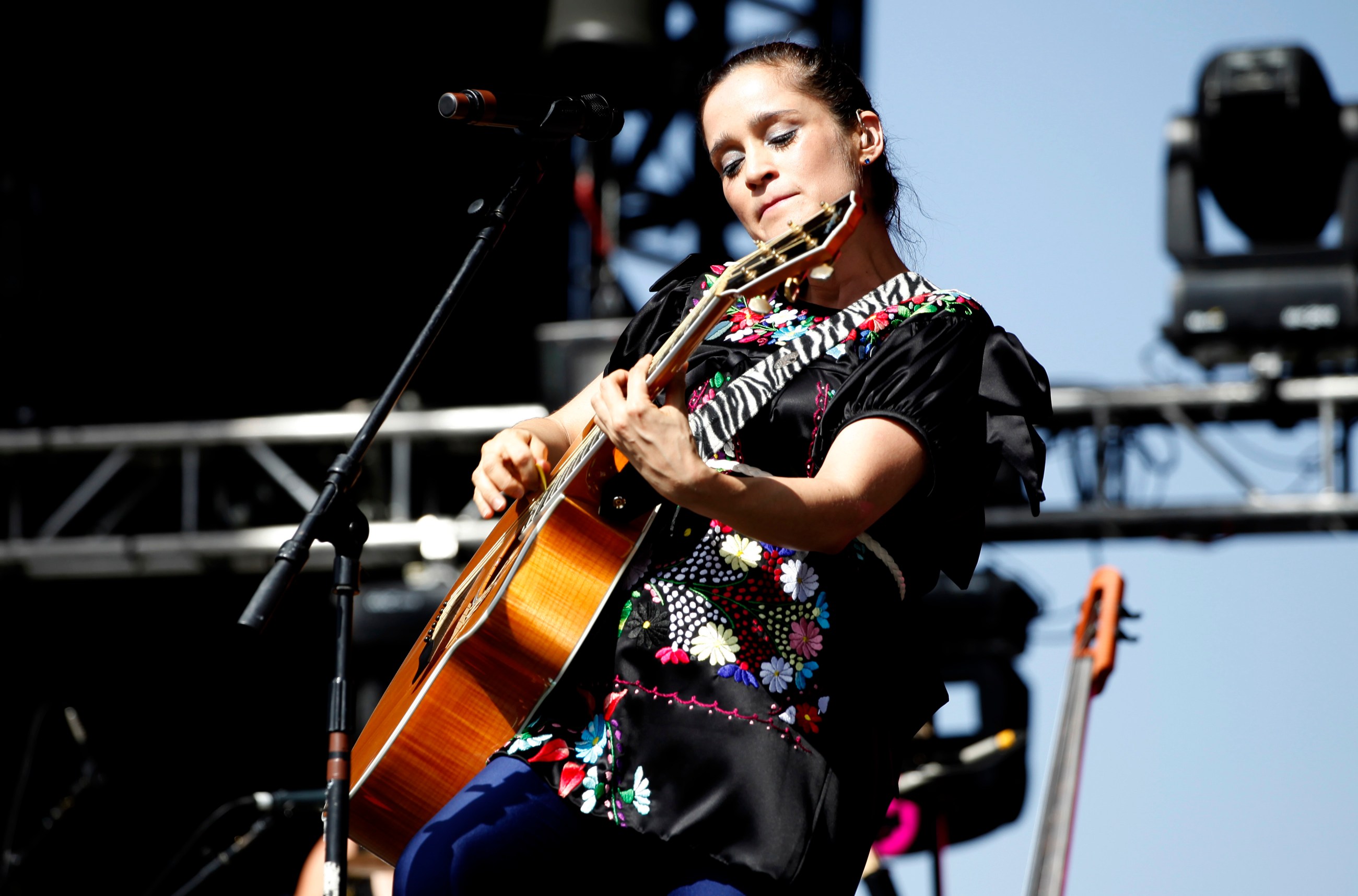 Julieta Venegas recibe críticas por su canción "La Niña Futbolista" de cara  al Mundial 2026 - El Diario NY