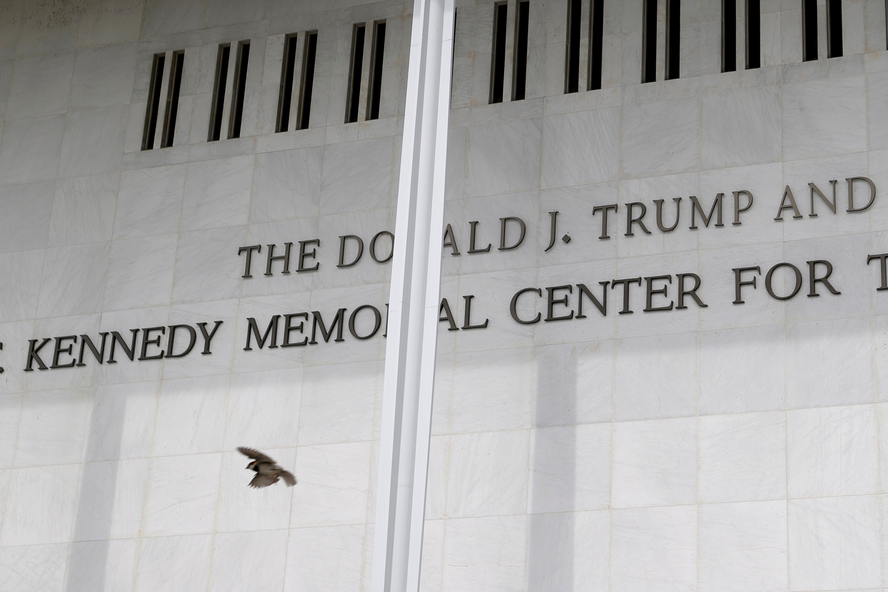 Kennedy Center tiene hasta el 12 de junio para eliminar referencias a Trump tras&hellip;