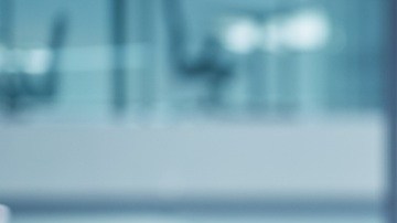 La diferencia entre quedar desplazado o mantenerse empleado puede cambiar con una certificación de seis meses no garantiza nada, pero sí cambia las probabilidades.