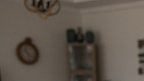 Los datos del BLS confirman que la brecha de $14,500 al año entre trabajadores hispanos y blancos está documentada. Pero también confirman que no es un patrón uniforme.