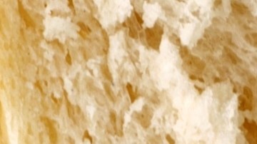 Los alimentos ultraprocesados, ricos en grasas saturadas, azúcares añadidos y sodio, pueden alterar el funcionamiento del hígado y promover la acumulación de grasa, aumentando el riesgo de enfermedad hepática.