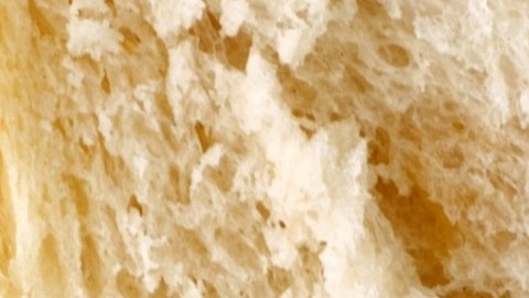 Los alimentos ultraprocesados, ricos en grasas saturadas, azúcares añadidos y sodio, pueden alterar el funcionamiento del hígado y promover la acumulación de grasa, aumentando el riesgo de enfermedad hepática.
