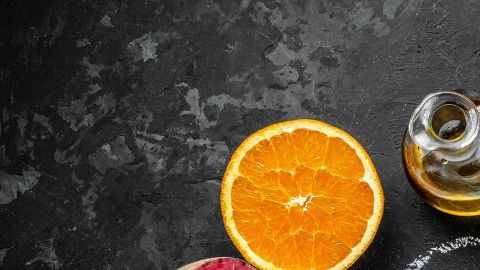 Una dieta mediterránea rica en frutas, verduras, grasas saludables como el aceite de oliva y alimentos con vitamina e (como los frutos secos) es una de las intervenciones nutricionales más respaldadas por la ciencia para sanar el hígado.