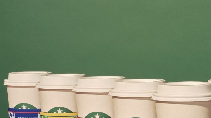 Vaso Bearista y funda para vasos en una tienda de Starbucks