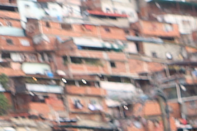 Una mujer abraza a un niño tras un terremoto en Caracas, Venezuela, el miércoles 24 de junio de 2026. 