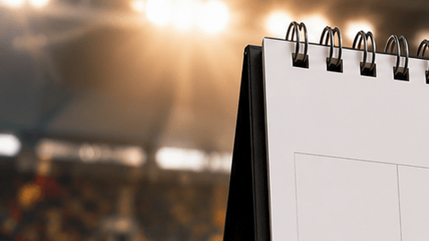 Calendario y teléfono con eventos deportivos frente a un estadio de fútbol, en una imagen sobre cómo agregar partidos del Mundial 2026.