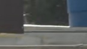 Captura de pantalla que muestra a personas haciendo saqueos a un establecimiento comercial este jueves, en La Guaira.