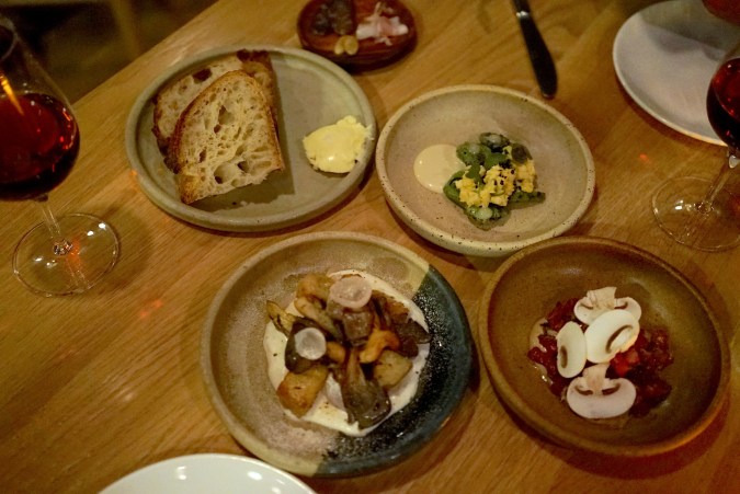 Plato de ñoqui con fermento de shiitake del menú de degustación de Hélicoptère, en Hochelaga, Montreal
