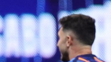 Marc Cucurella, de España, realiza su rutina de calentamiento previa al partido de la fase de grupos de la Copa Mundial de la FIFA 2026 entre España y Cabo Verde, en Atlanta, EE. UU., el 15 de junio de 2026.
