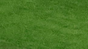 El portero de Croacia, Dominik Livakovic (1), se adelanta de su línea mientras el inglés Harry Kane (9) ejecuta un penal que debió repetirse, durante el partido de fútbol del Grupo L de la Copa del Mundo entre Inglaterra y Croacia en Arlington, Texas, el miércoles 17 de junio de 2026.