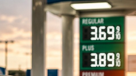 La combinación de petróleo caro, jet fuel disparado y la inflación que no cede puede convertir el verano 2026 en una temporada de viajes selectiva.
