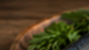 Mesa con alimentos tradicionales como aceite de oliva, pescado, lentejas, garbanzos, higos, dátiles, uvas y granada