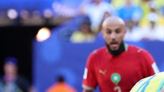 Roger Ibáñez de Brasil (izq.), Raphinha de Brasil (centro) y Azzedine Ounahi de Marruecos (der.) en acción durante el partido de la fase de grupos de la Copa Mundial de la FIFA 2026 entre Brasil y Marruecos, en East Rutherford, Nueva Jersey, EE. UU., el 13 de junio de 2026.