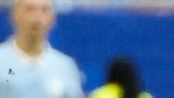 Agustín Canobbio, de Uruguay (izquierda), y Diney Borges, de Cabo Verde, disputan el balón durante el partido de fútbol del Grupo H de la Copa Mundial entre Uruguay y Cabo Verde en Miami Gardens, Florida, el domingo 21 de junio de 2026.