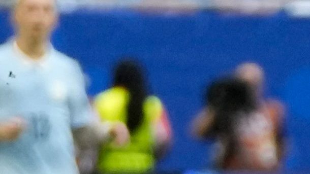 Agustín Canobbio, de Uruguay (izquierda), y Diney Borges, de Cabo Verde, disputan el balón durante el partido de fútbol del Grupo H de la Copa Mundial entre Uruguay y Cabo Verde en Miami Gardens, Florida, el domingo 21 de junio de 2026.