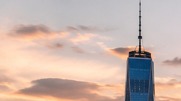 Miles de aficionados ven un partido del Mundial en una pantalla gigante frente al skyline de Nueva York al atardecer