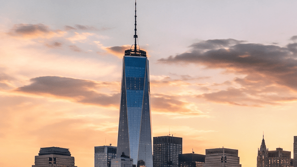 Miles de aficionados ven un partido del Mundial en una pantalla gigante frente al skyline de Nueva York al atardecer