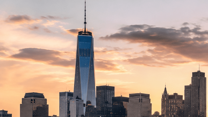 Miles de aficionados ven un partido del Mundial en una pantalla gigante frente al skyline de Nueva York al atardecer