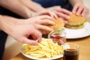 Reducir el consumo de alimentos de alto índice glucémico y grasas trans es el primer paso para evitar que el colesterol LDL se vuelva dañino.