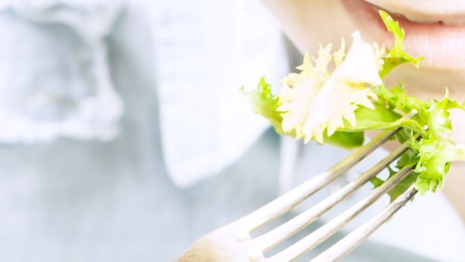 Hombre comiendo vegetales