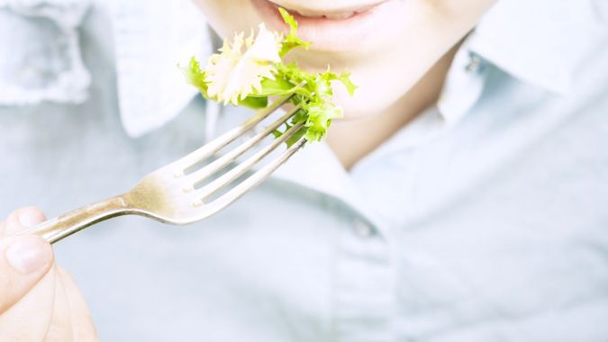 Hombre comiendo vegetales