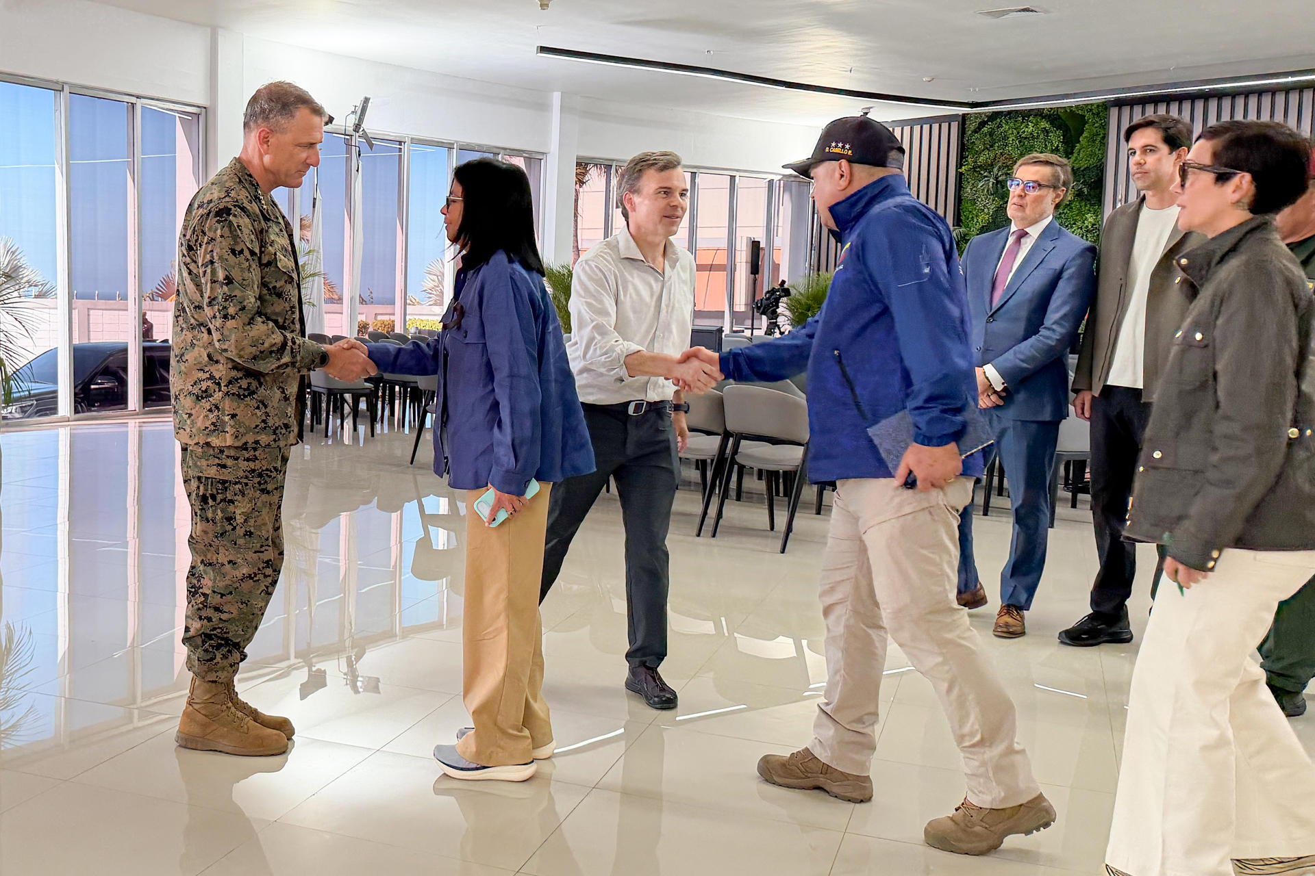 Jefe del Comando Sur se reúne con Delcy Rodríguez para coordinar la reconstrucción en Venezuela