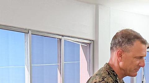 Fotografía divulgada por el Palacio de Miraflores de la presidenta encargada de Venezuela, Delcy Rodríguez (2-i), recibiendo al jefe del Comando Sur de EE.UU., Francis Donovan (i), este lunes.