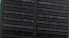 Visitantes observan el lugar donde se ubicaron las Torres Gemelas en la Zona Cero de Nueva York.