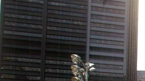 Visitantes observan el lugar donde se ubicaron las Torres Gemelas en la Zona Cero de Nueva York.