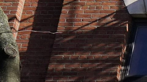 Un residente señaló que la madre estaba fumando fuera del hotel al día siguiente de la muerte de su hija.