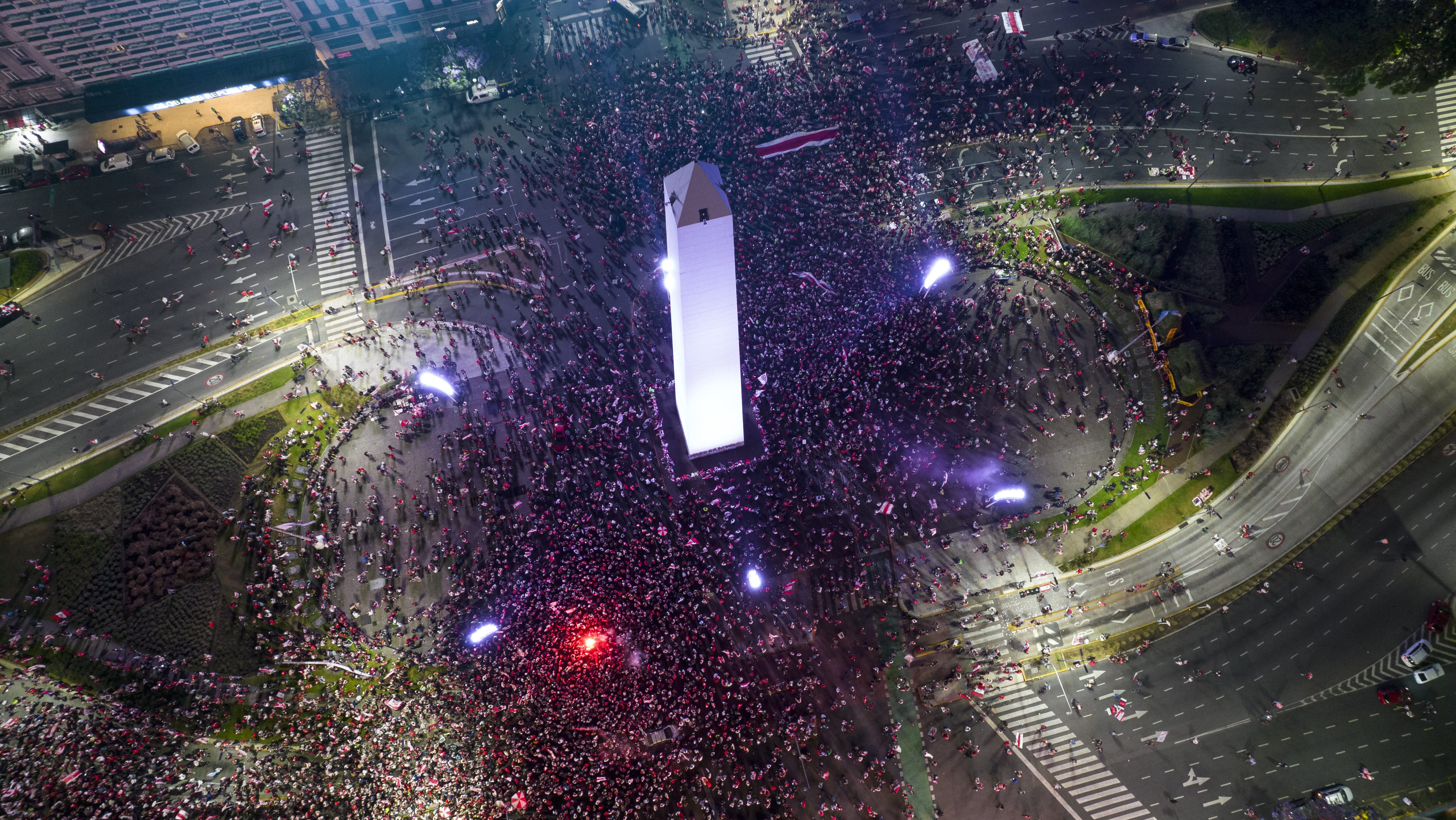 Festejos argentinos en el Obelisco terminaron con violencia y detenidos ...