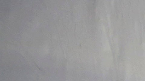 Menores migrantes no acompañados de entre 3 y 9 años observan un monitor de televisión dentro de un corralito en el centro de detención de la Oficina de Aduanas y Protección Fronteriza de EE. UU., 2021.