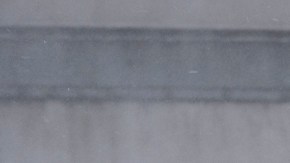 Un camión de carga circula por la autopista SW Pacific mientras el viento levanta nieve sobre la carretera el sábado 13 de enero de 2024 en Portland, Oregón.