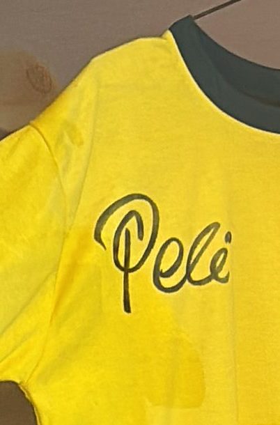 Subastan en $4.9 millones de dólares camiseta usada por Pelé en final del Mundial 1958