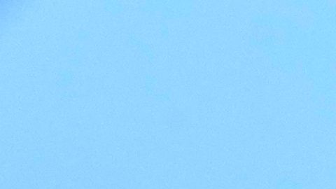 Pareja con pancarta en la cima del Empire State Building en Nueva York el 1 de julio de 2026.