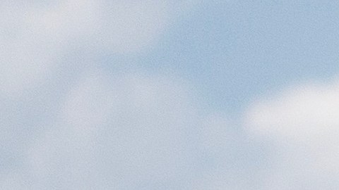 Un visitante toma una botella de agua fría mientras asiste a la Gran Feria Estatal Americana en el National Mall, el miércoles 1 de julio de 2026, en Washington.