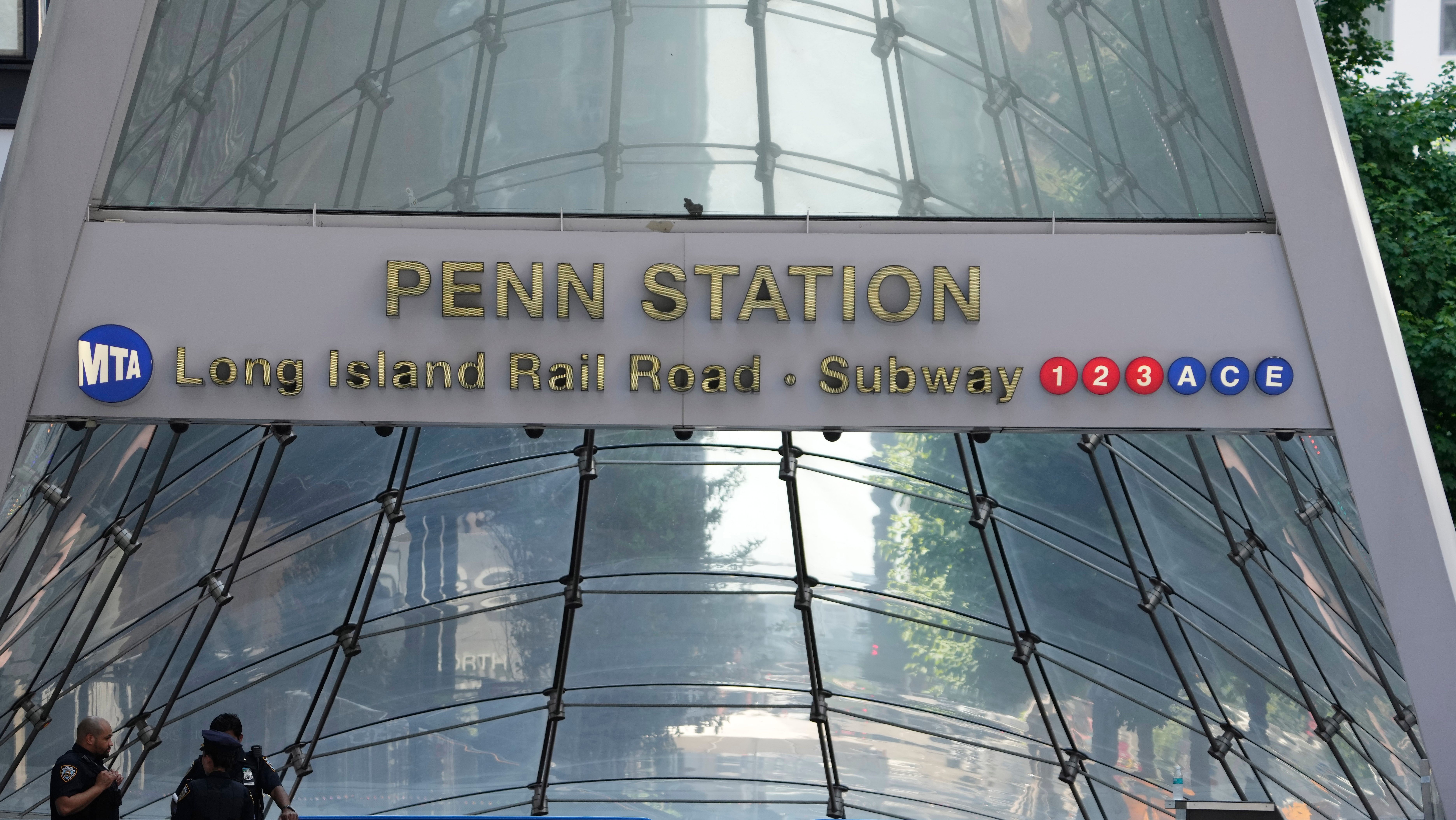 Schumer promete frenar cualquier intento de Trump de cambiar el nombre de Penn Station