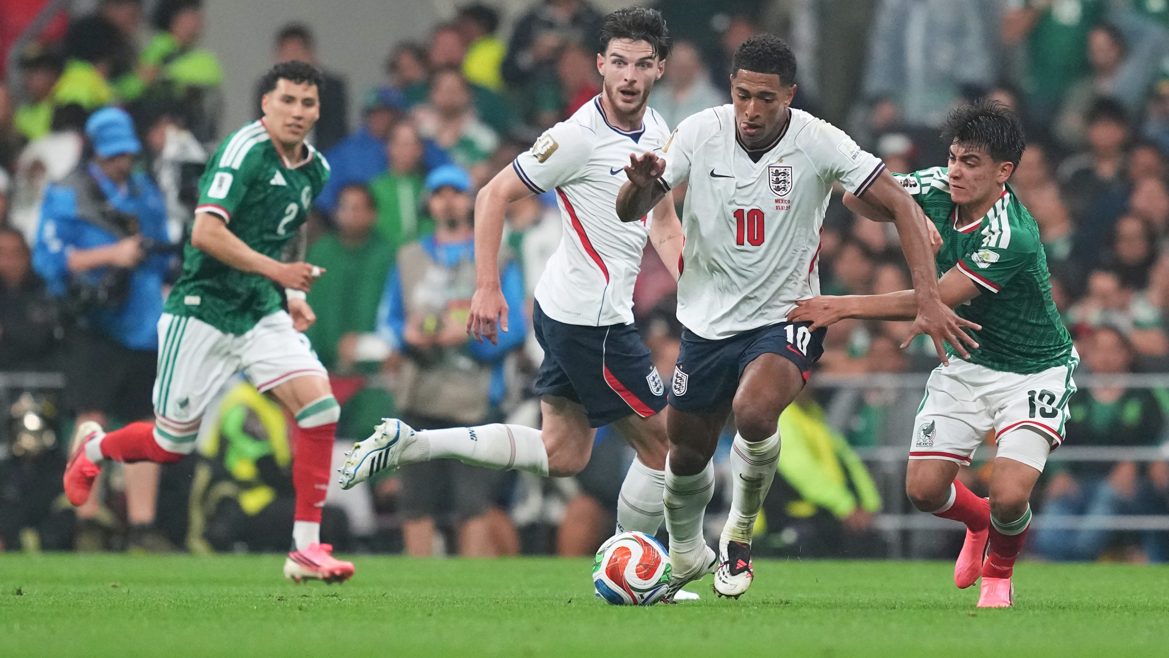 Bellingham consuela a Gilberto Mora e intercambian playeras tras eliminación de México ante Inglaterra