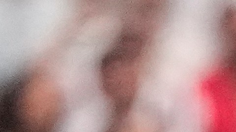 Pedro Porro (22) celebra la victoria de España con un cabizbajo Cristiano Ronaldo de fondo.