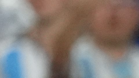 El árbitro Joao Pinheiro expulsa al suizo Breel Embolo.